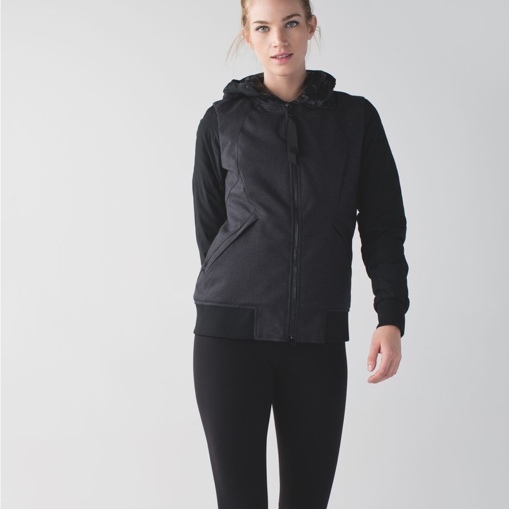 Lululemon Chilly Bomber EUC Size 4
Black / Heathered Deep Coal